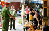 Công an Hà Nội tuần tra, lập biên bản xử phạt người không đeo khẩu trang